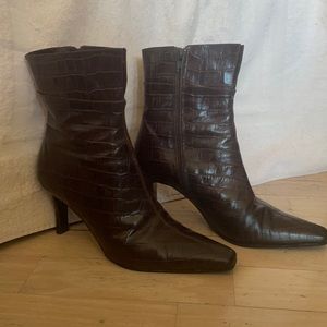 Women ankle leather boots made in Italy Versani 7B 3 inch heel.
